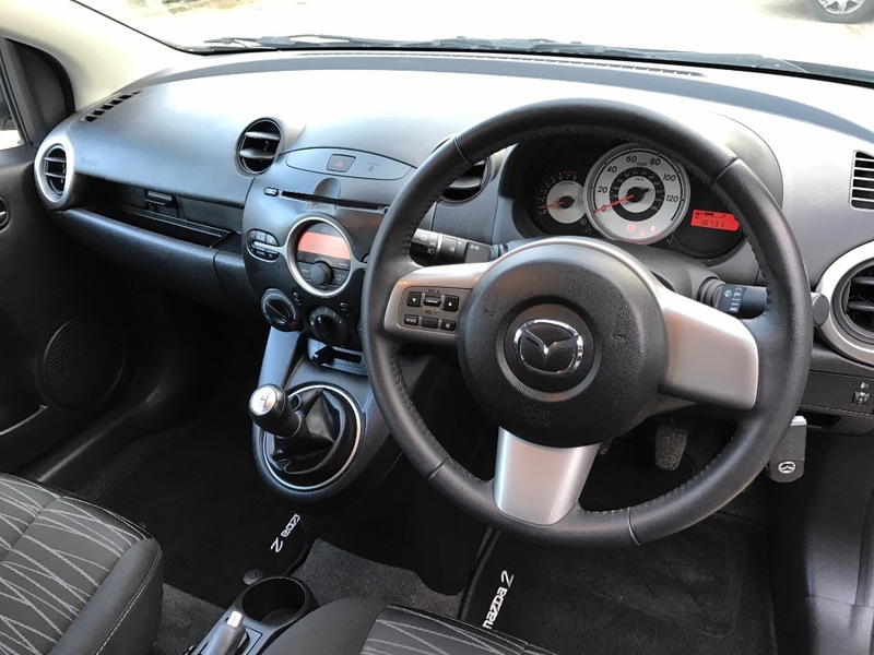 MAZDA 2