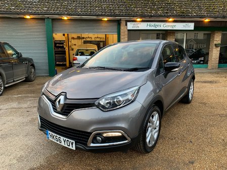 RENAULT CAPTUR 0.9 TCe 90 DYNAMIQUE NAV LOW MILEAGE FULL SERVICE HISTORY LOW TAX JUST £30 A YEAR 