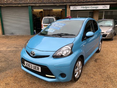 TOYOTA AYGO 1.0 MOVE WITH STYLE ONE OWNER LOW MILEAGE FULL TOYOTA HISTORY FREE ROAD TAX TOM TOM SAT NAV AC