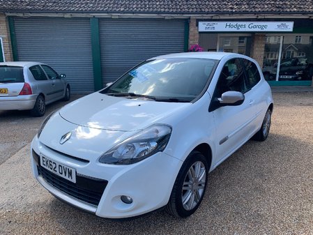 RENAULT CLIO 1.2 DYNAMIQUE TOM TOM SAT NAV LOW MILEAGE FULL SERVICE HISTORY BLUETOOTH AIR CON