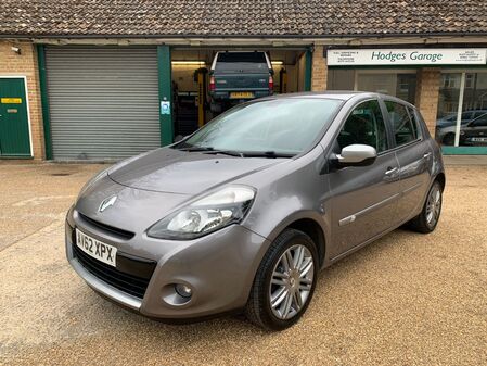 RENAULT CLIO 1.2 DYNAMIQUE TOMTOM SAT NAV LOW MILEAGE FULL RENAULT SERVICE HISTORY BLUETOOTH TWO KEYS